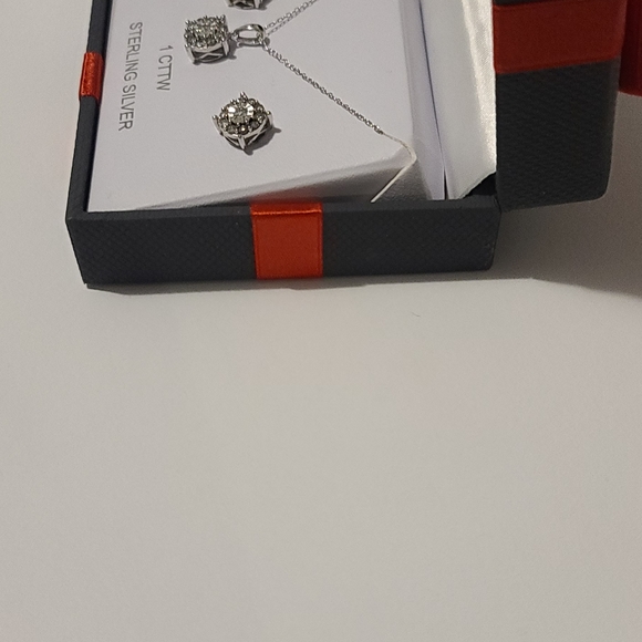 Womens sterling silver 1 carat diamonds earing and matching Necklace. - Picture 3 of 6